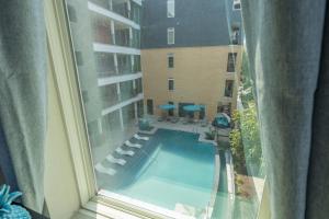 Bazén v ubytování Riverwalk and Pool view Apt with King bed Infinity Pool Gym Free Parking nebo v jeho okolí