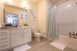 Koupelna v ubytování Riverwalk and Pool view Apt with King bed Infinity Pool Gym Free Parking