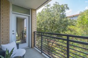 Balkón nebo terasa v ubytování Riverwalk and Pool view Apt with King bed Infinity Pool Gym Free Parking