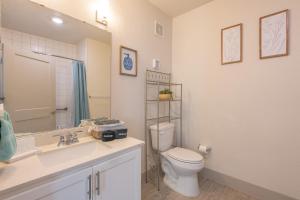 Koupelna v ubytování Riverwalk and Pool view Apt with King bed Infinity Pool Gym Free Parking