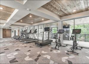 Fitness centrum a/nebo fitness zařízení v ubytování Riverwalk and Pool view Apt with King bed Infinity Pool Gym Free Parking