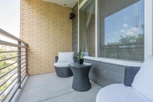 Balkón nebo terasa v ubytování Riverwalk and Pool view Apt with King bed Infinity Pool Gym Free Parking