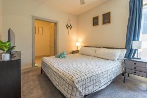 Postel nebo postele na pokoji v ubytování Riverwalk and Pool view Apt with King bed Infinity Pool Gym Free Parking + 37 fotografií