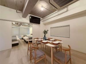 Μια τηλεόραση ή/και κέντρο ψυχαγωγίας στο b hotel NaouBLD - Spacious 2BR Apartment in Hatchobori - Sleeps 10 Comfortably