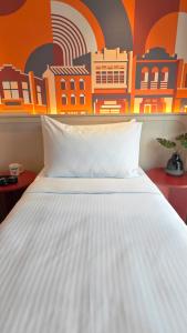 Postel nebo postele na pokoji v ubytování lyf Georgetown Penang