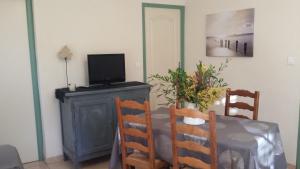Una televisión o centro de entretenimiento en Les Jasmins