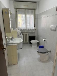 a bathroom with a sink and a toilet and a sink at casa di bea rozzano humanitas unipol forum ieo in Rozzano
