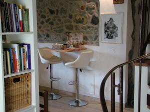 a room with a sink and a book shelf at B&B Il Noce alla Finestra in Roe