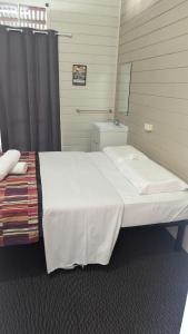 Postel nebo postele na pokoji v ubytování GRAND CENTRAL HOTEL PROSERPINE