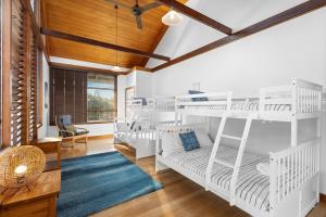 Katil atau katil-katil dalam bilik di Serenity - Mudjimba - Pet Friendly Holiday Home