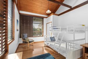 Ruang duduk di Serenity - Mudjimba - Pet Friendly Holiday Home