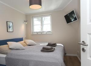 a bedroom with a bed with two towels on it at In den Katen in Wieck