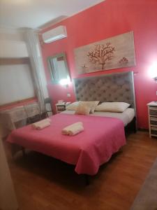 Letto o letti in una camera di Medea rooms palermo centro