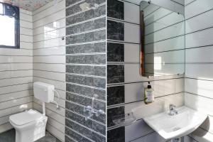 Super Collection O Eon Inn Near Pune Airport的一间浴室