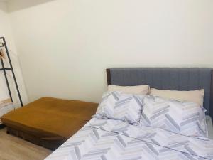 Fully Furnished Studio Unit at The Median with Fast Internet Connection and Netflix房間的床
