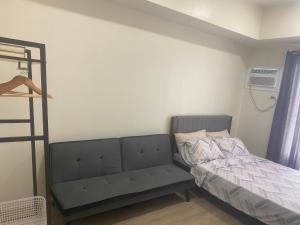 Fully Furnished Studio Unit at The Median with Fast Internet Connection and Netflix房間的床