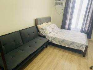 Fully Furnished Studio Unit at The Median with Fast Internet Connection and Netflix房間的床
