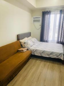 Fully Furnished Studio Unit at The Median with Fast Internet Connection and Netflix房間的床