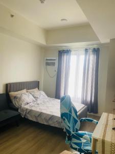 Fully Furnished Studio Unit at The Median with Fast Internet Connection and Netflix房間的床