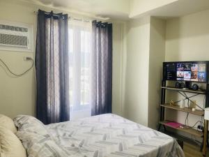 Fully Furnished Studio Unit at The Median with Fast Internet Connection and Netflix房間的床