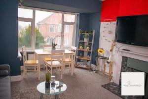 ein Wohnzimmer mit Kamin und ein Esszimmer in der Unterkunft Riya Apartments 2 Bedroom- Wifi-Free Parking in Lemington