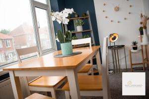 einen Tisch mit einer Pflanze auf einem Zimmer in der Unterkunft Riya Apartments 2 Bedroom- Wifi-Free Parking in Lemington