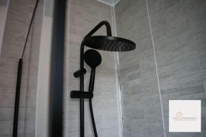 eine Dusche mit schwarzem Duschkopf in der Unterkunft Riya Apartments 2 Bedroom- Wifi-Free Parking in Lemington
