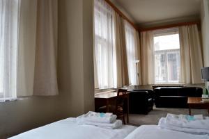 Un pat sau paturi într-o cameră la Hotel Praha Liberec