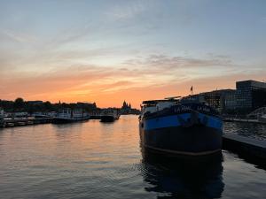 阿姆斯特丹La Mar的日落时分,船停靠在河里