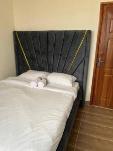 Postel nebo postele na pokoji v ubytování Luxore Residence, Syokimau