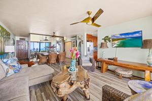 ein Wohnzimmer mit Sofa und Tisch in der Unterkunft Poipu Makai Villas C1 in Koloa