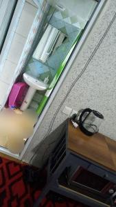 mit Blick auf ein Bad mit Waschbecken in der Unterkunft Юнусабад 19 квартл in Taschkent