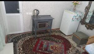 ein Wohnzimmer mit Herd und Kühlschrank in der Unterkunft Юнусабад 19 квартл in Taschkent + 1 Foto