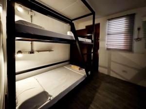um quarto com 2 beliches num quarto em Ocean Breeze Hostel by Daily Sweet em Moalboal