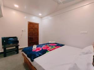 Postel nebo postele na pokoji v ubytování Amrutwa Guest House
