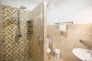 a bathroom with a shower and a toilet and a sink at Gellén Panzió in Debrecen