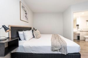 The Swan Valley Hotel客房内的一张或多张床位