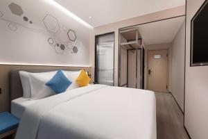 Rúm í herbergi á Microtel by Wyndham Xian Beilin