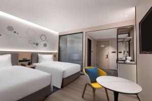 Rúm í herbergi á Microtel by Wyndham Xian Beilin