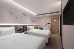 Rúm í herbergi á Microtel by Wyndham Xian Beilin
