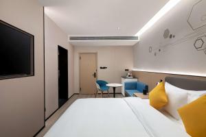 Postel nebo postele na pokoji v ubytování Microtel by Wyndham Xian Beilin + 27 fotografií