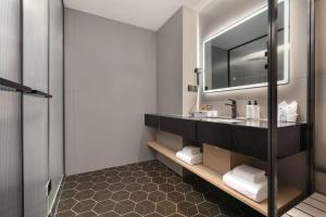Baðherbergi á Microtel by Wyndham Xian Beilin