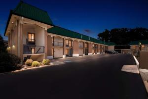 an empty parking lot in front of a building at Quality Inn in Tullahoma