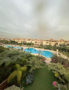 Una vista aérea de un complejo con dos piscinas. en Cozy room, en El Cairo