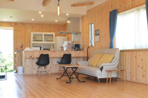 una sala de estar con un sofá y una mesa en アグリート島時間, en Onomichi