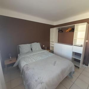 a bedroom with a large white bed in it at Petit Coin de Paradis 2 MN de la mer 2chs balcon clim parking in Six-Fours-les-Plages +8 photos