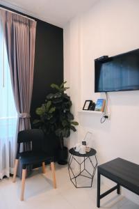TV at/o entertainment center sa Blu Monkey Phi Phi Island