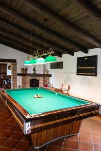 Biliár nebo kulečník v ubytování Cascina Bella Relais