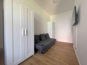 un soggiorno con divano grigio in una camera di AM1014 - Modern eingerichtete Monteurwohnung Übergangswohnung ad Amberg
