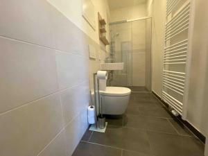 un bagno con wc e parete piastrellata di AM1014 - Modern eingerichtete Monteurwohnung Übergangswohnung ad Amberg